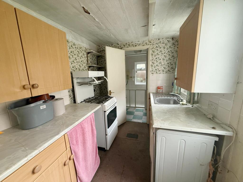 Lot: 173 - TERRACE HOUSE IN NEED OF REPAIR AND RENOVATION - Access to shower room and garden
